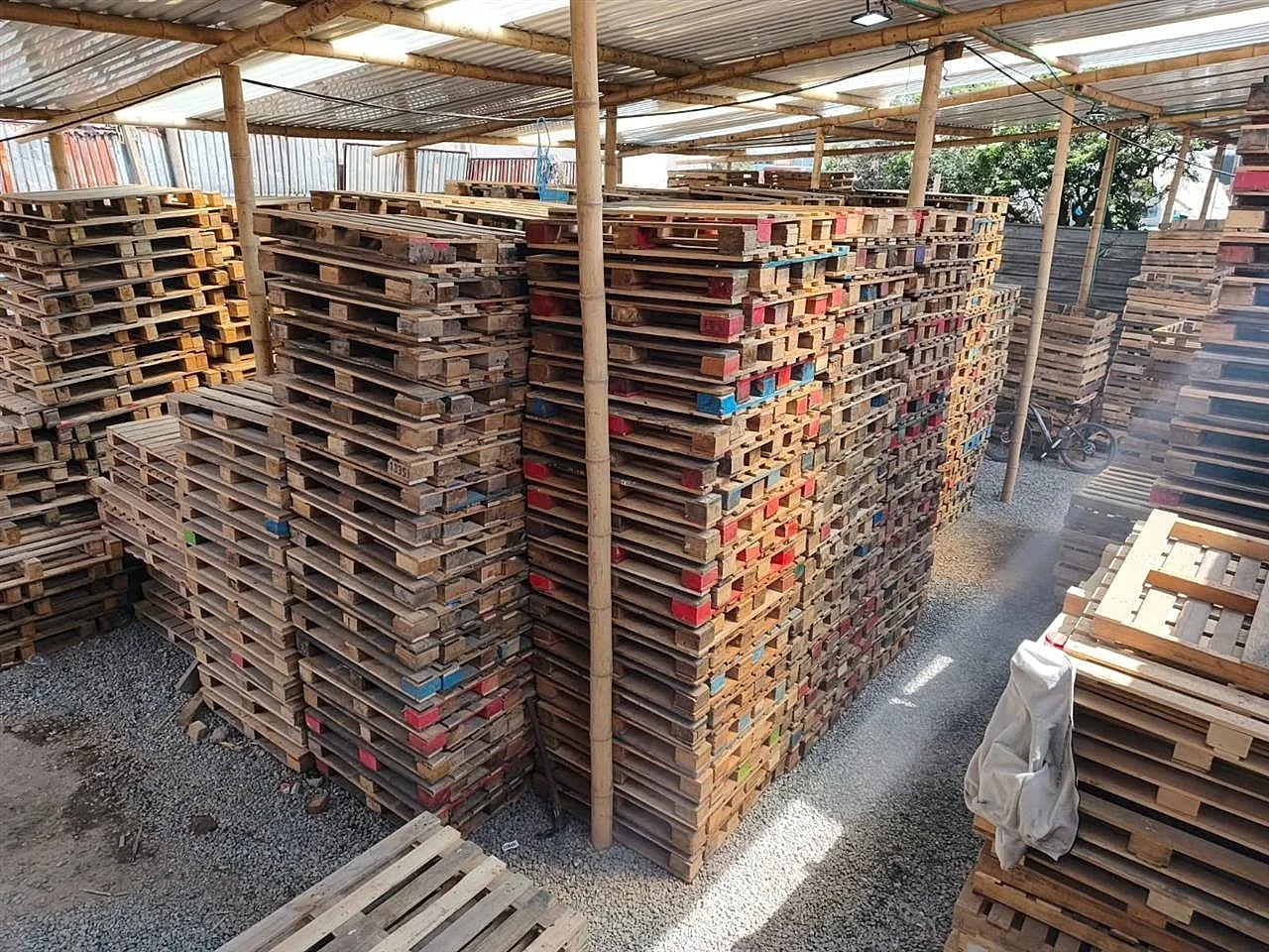 Material almacenado en la bodega de Maderas Montoya